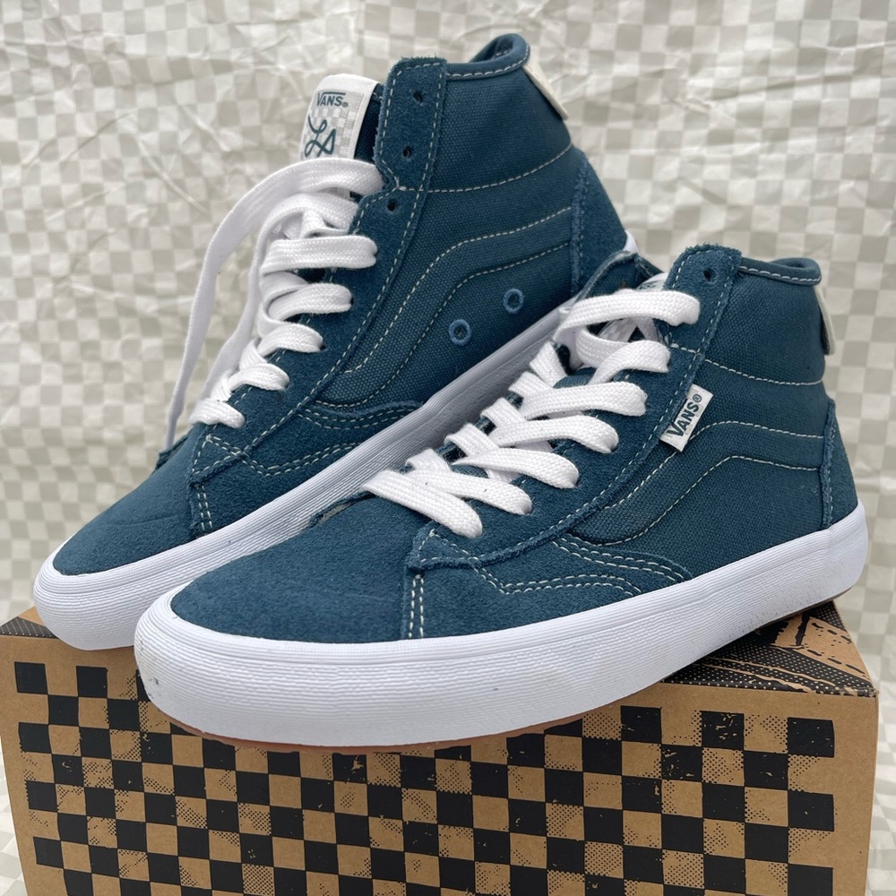 Vans Men’s The Lizzie
Teal Sneakers
VN0A4BX1TEA
High-Tops with White Accents - Picture 5 of 16